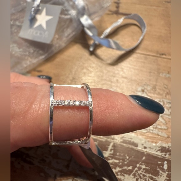 NWT- 925 Sterling silver ring Sz 7 with CZ accents. So dang cute & dainty!! - Picture 2 of 6